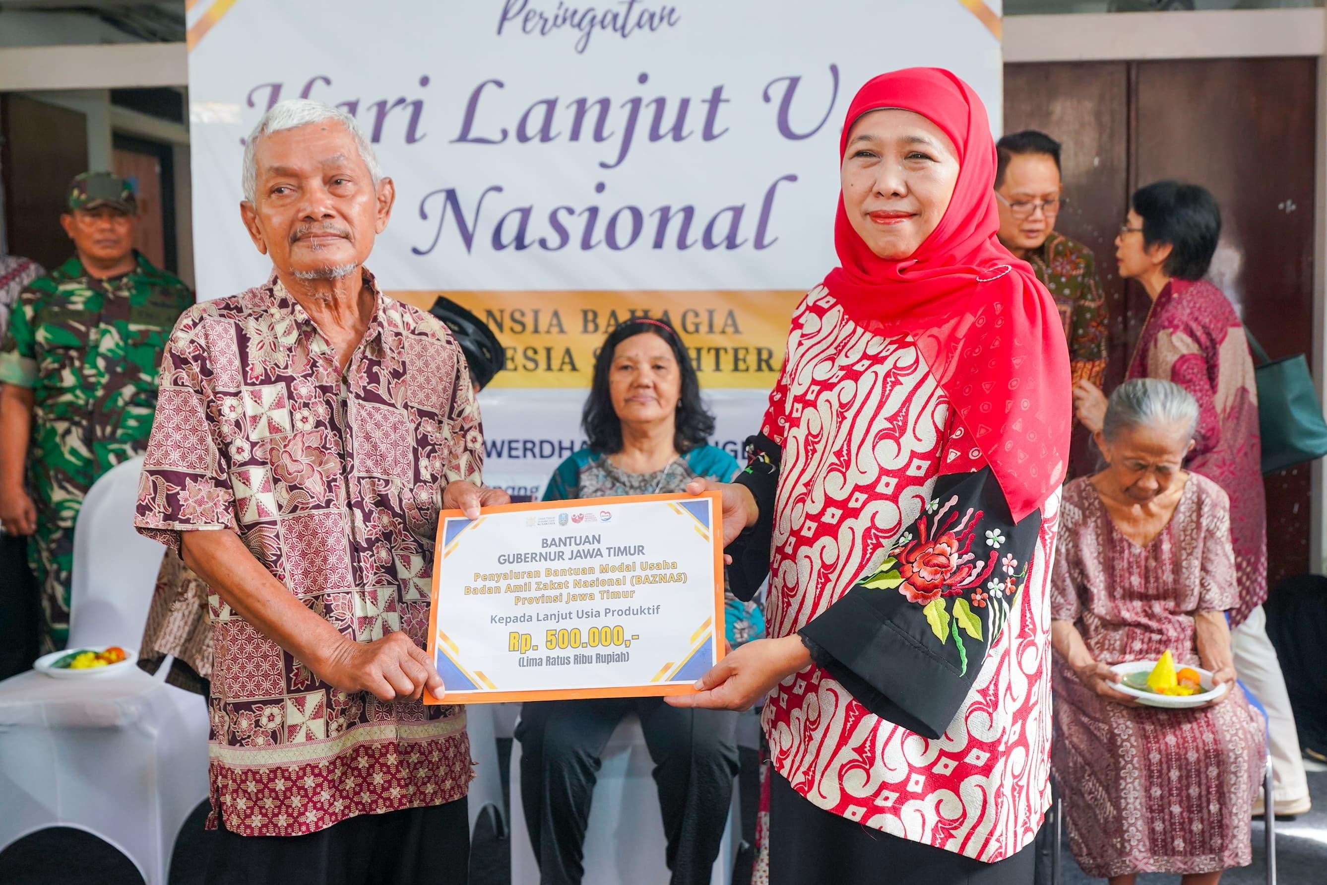 Peringati HLUN 2025, Gubernur Khofifah Sapa Lansia dan Potong Tumpeng di Panti Werda Surabaya