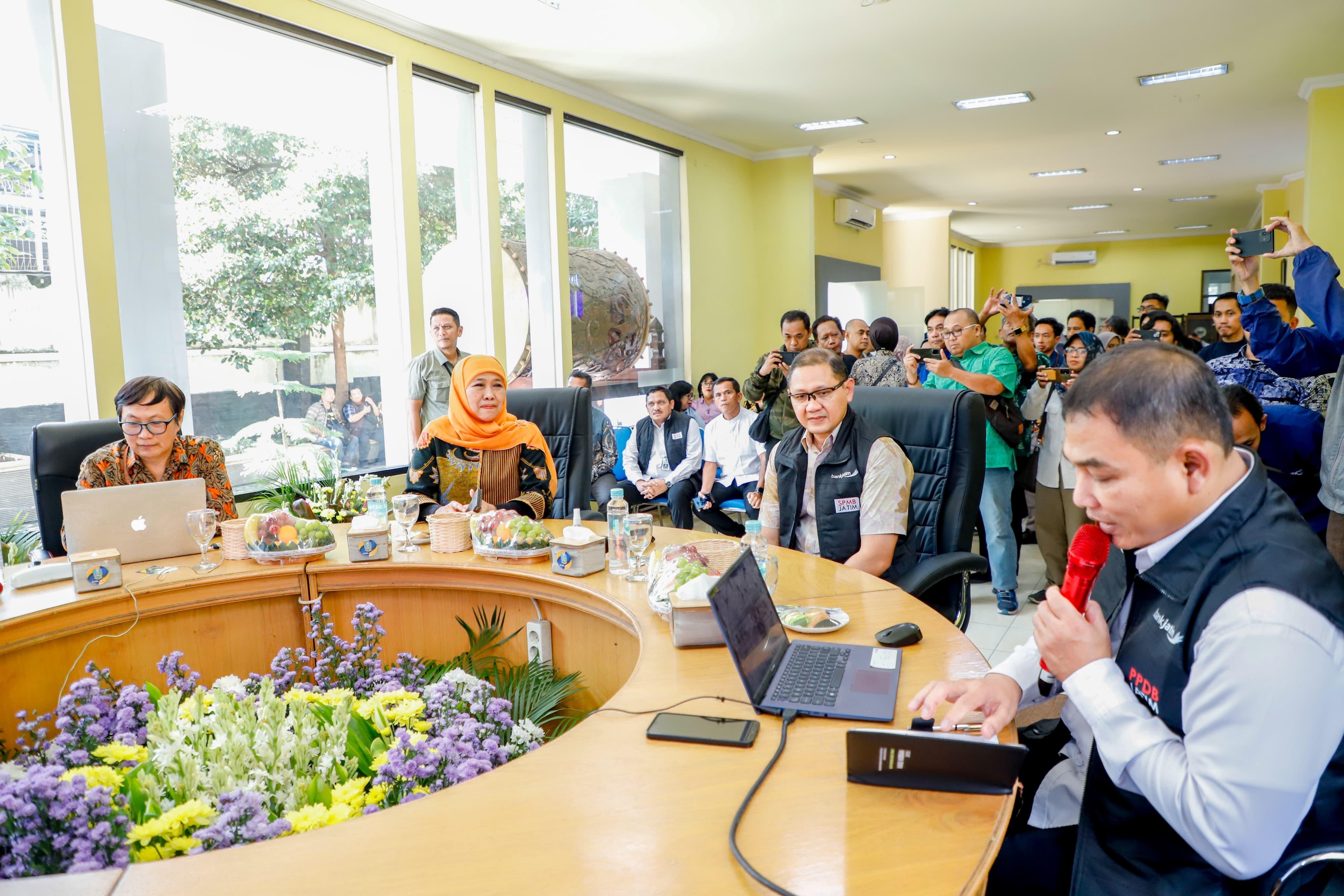 Tinjau Posko SPMB Jatim 2025, Gubernur Khofifah Pastikan Berjalan Optimal Lewat Senopati AI