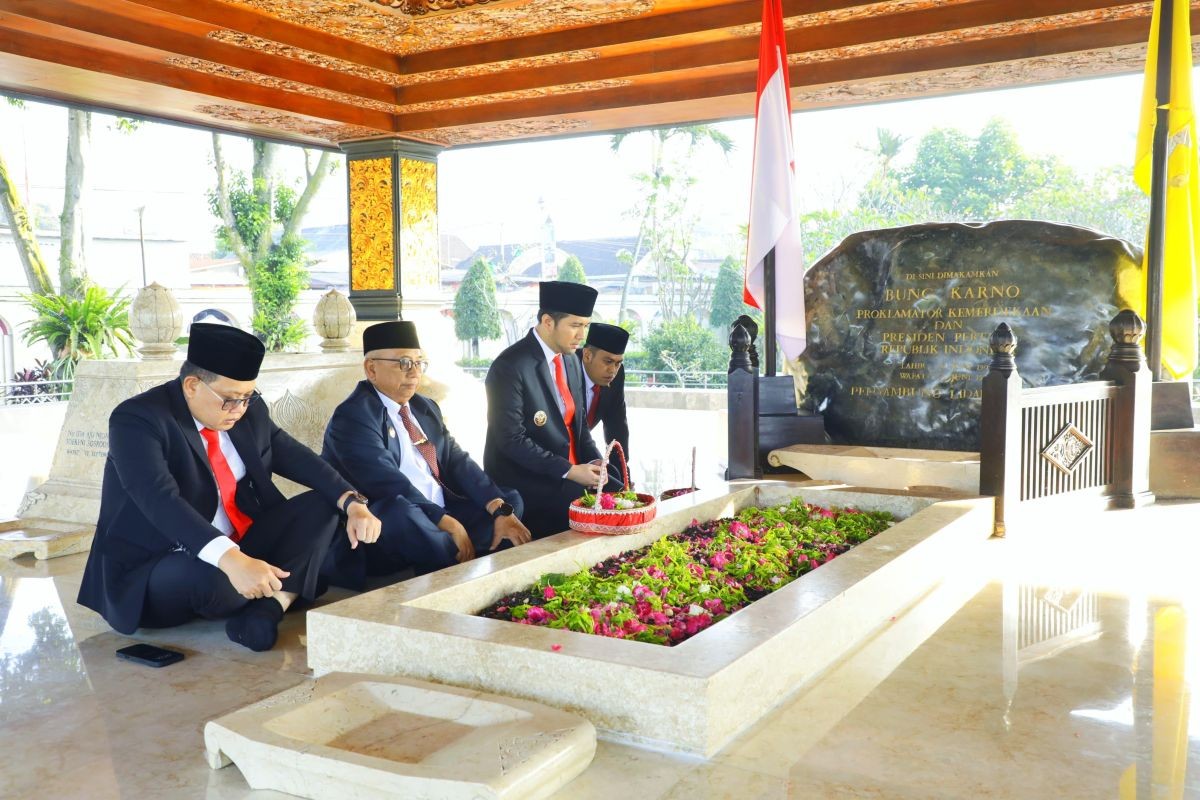 Pimpin Upacara Hari Lahir Pancasila, Plt. Gubernur Jatim Ajak Masyarakat Kuatkan Ideologi Pancasila  