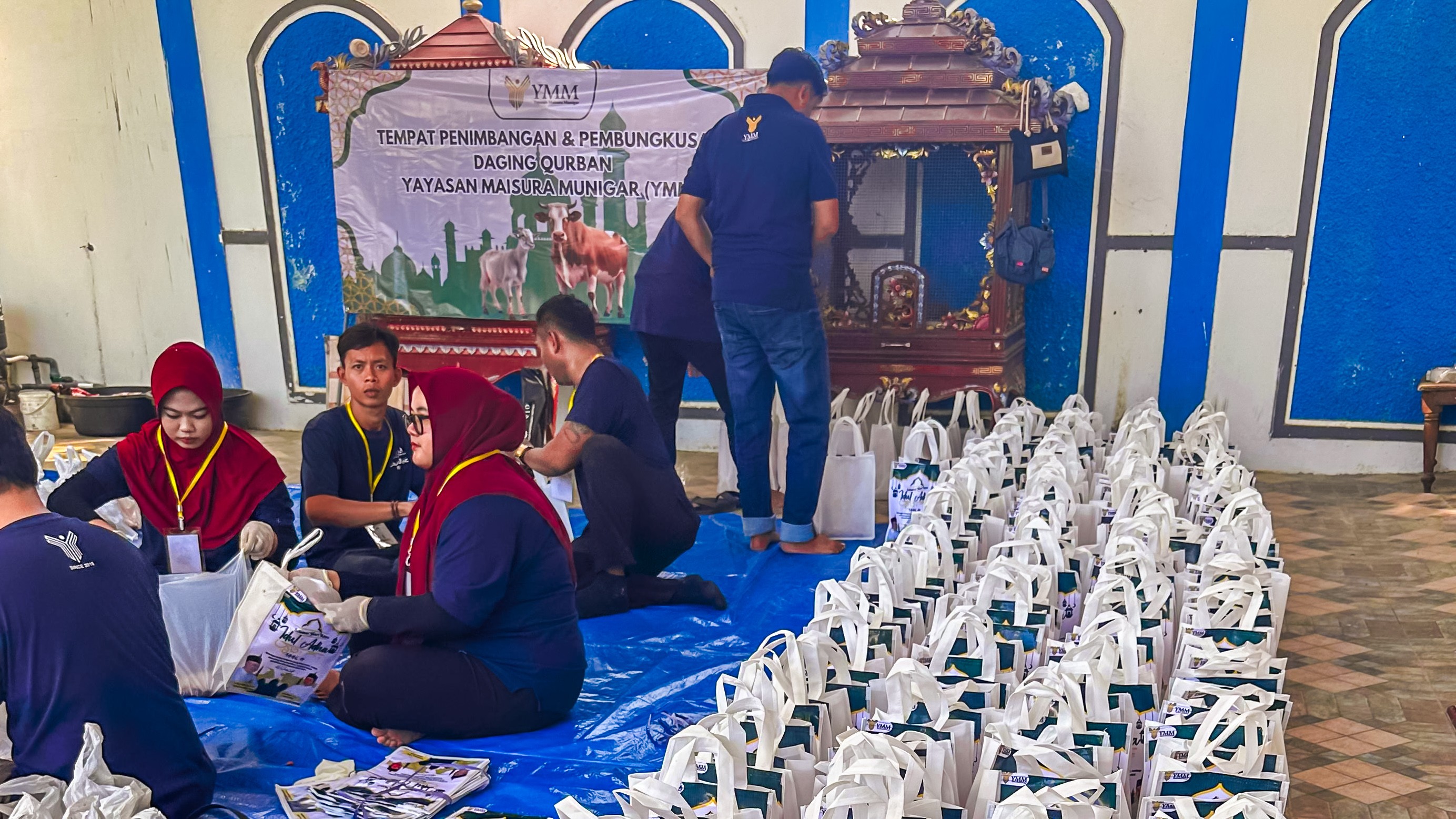 YMM Sembelih 8 Sapi dan 2 Kambing, Bagikan 550 Paket Daging Kurban ke Warga Pamekasan