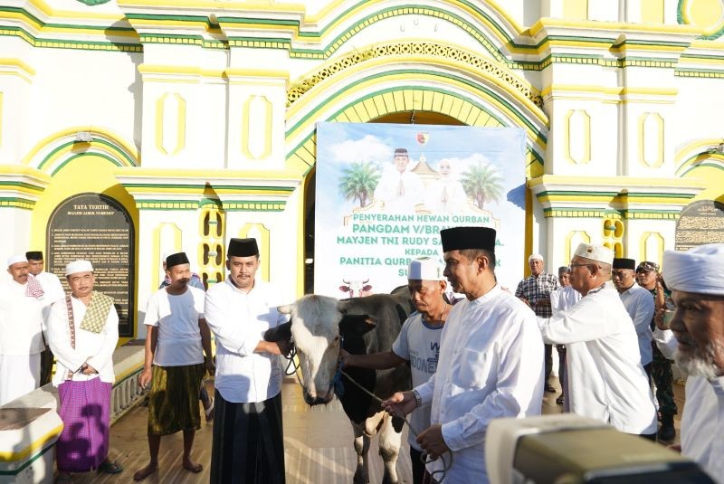 Komandan Korem 084/BJ Laksanakan Salat Iduladha dan Serahkan Hewan Kurban