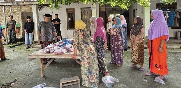 Wujud Kepedulian dalam Momentum Idul Adha, Cak Nawardi Bagikan 2.500 Paket Daging Kurban