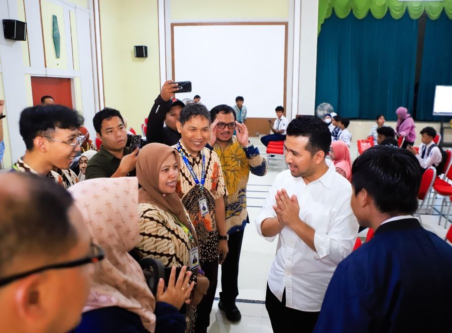 Sidak Pelaksanaan SPMB SMA/SMK di Surabaya, Plt Gubernur Jatim Komitmen Tingkatkan Pelayanan Terbaik