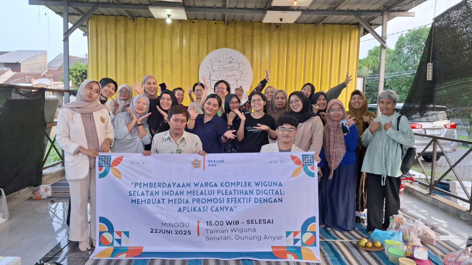 Mahasiswa Stikosa-AWS Latih Mama-Mama TWS Surabaya Membuat Media Promosi Digital Lewat Aplikasi Canva