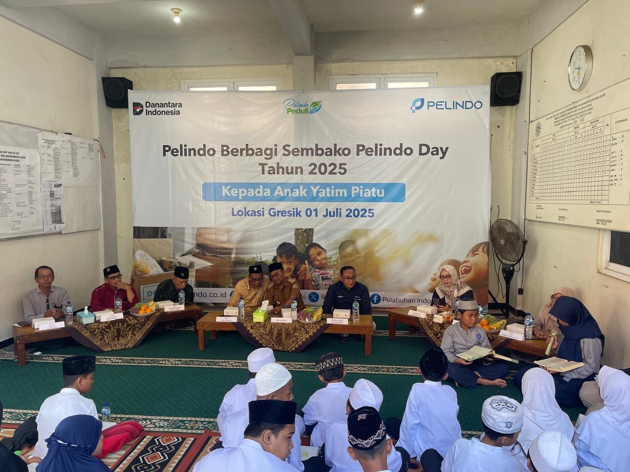 Pelindo Berbagi Kasih Di HUT Ke-4, Salurkan 200 Paket Sembako Untuk Yayasan Yatim Piatu di Sekitar Pelabuhan Gresik