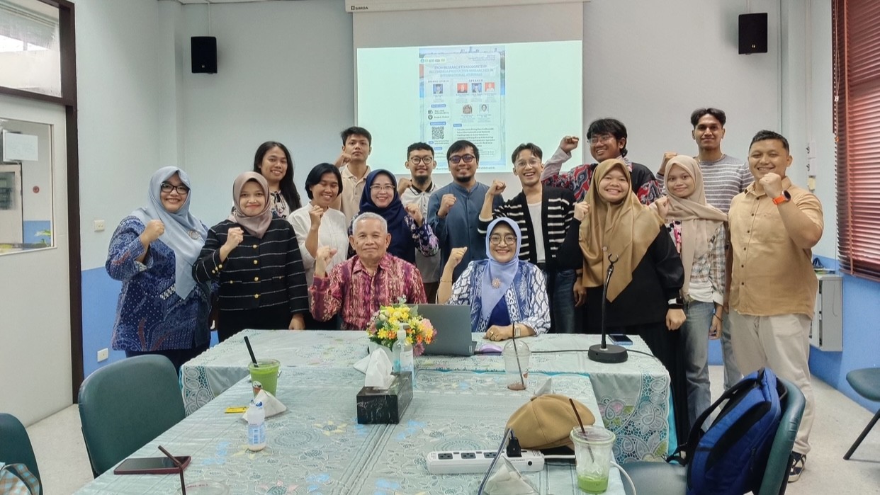 Dosen S2 PE Unesa Latih Metodologi Penelitian Kuantitatif pada Perhimpunan Mahasiswa Indonesia di Thailand