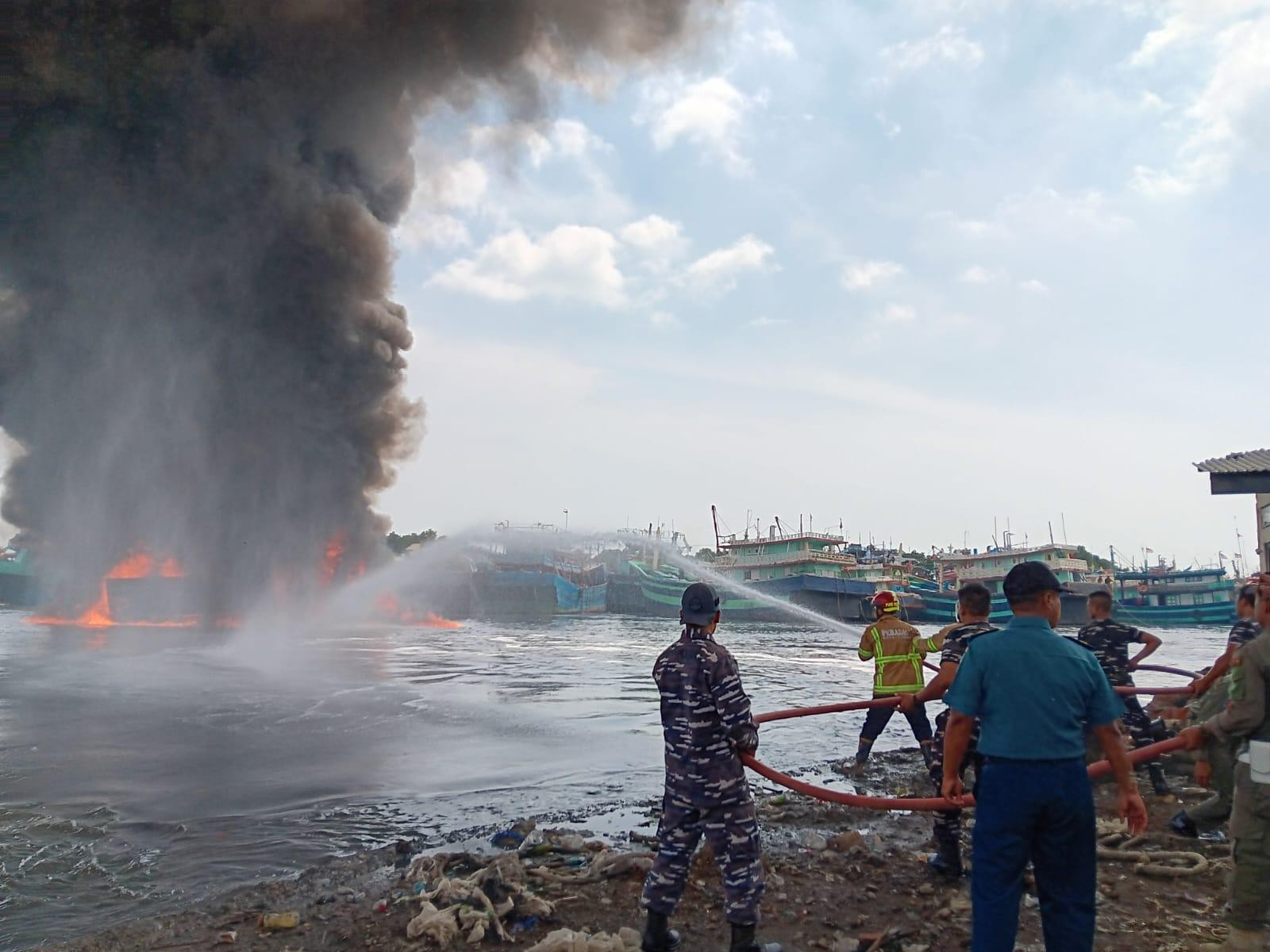 Pelindo Cabang Tegal Berhasil Cegah Meluasnya Kebakaran Kapal Nelayan di Pelabuhan Tegal