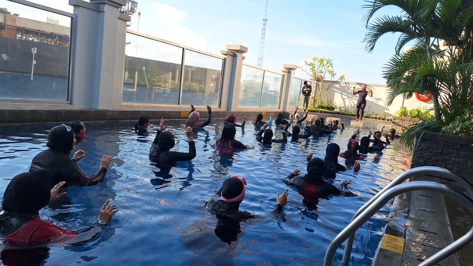 Weekend Positif Penuh Energi, Swiss-Belinn Tunjungan Gelar Aqua Yoga Bersama Lia Kapha dan Komunitas Yoga Surabaya