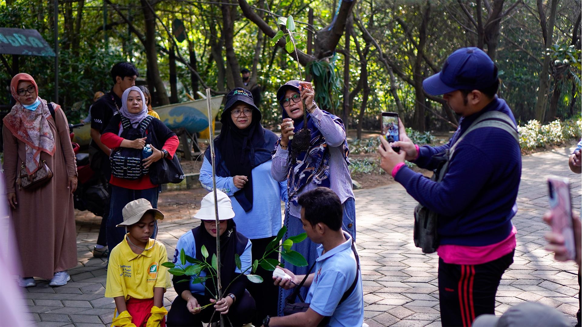 Mercure Surabaya Grand Mirama Ajak Generasi Muda Selamatkan Pesisir Kota Lewat Aksi Tanam 1001 Mangrove