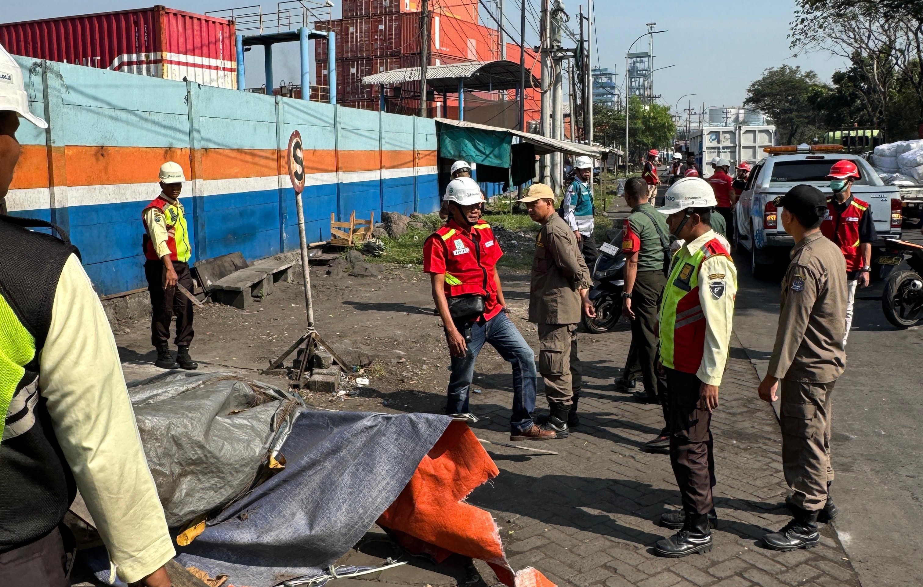 Pelindo Regional 3 Sub Regional Jawa Tertibkan PKL Demi Wujudkan Kawasan Pelabuhan Aman dan Teratur