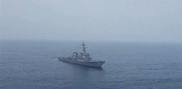 Ketegangan Memuncak di Teluk Oman: Iran Hadang Kapal Perusak AS, Helikopternya Diancam Ditembak