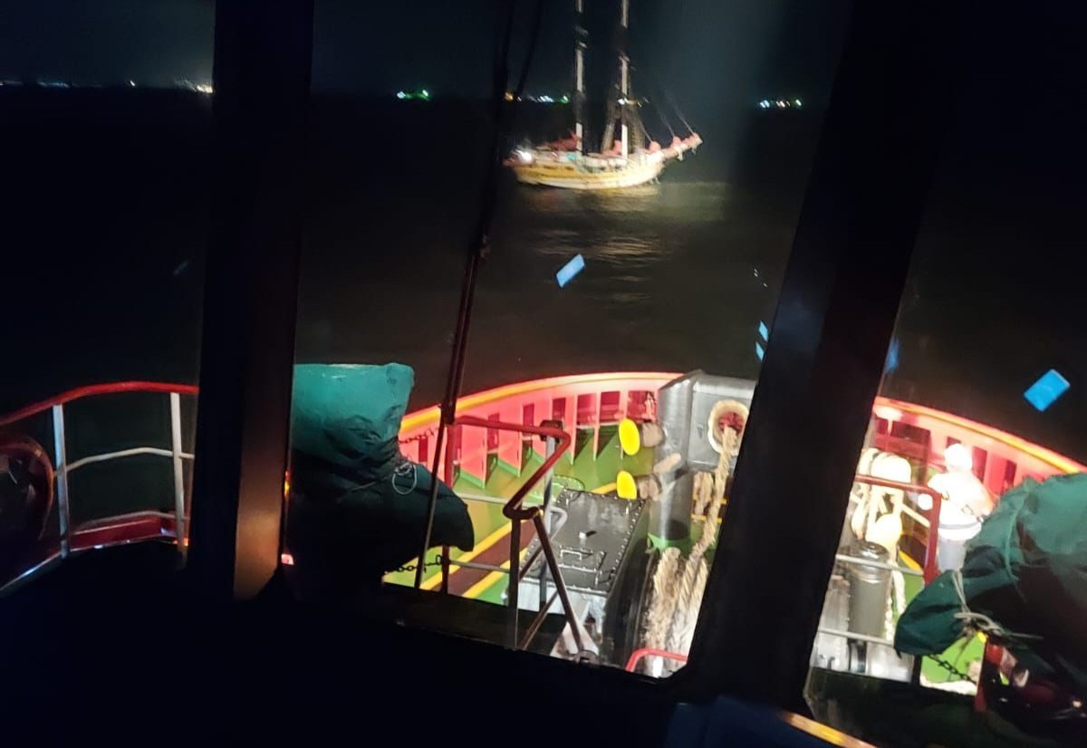 Pelindo Cilacap Lakukan Aksi Heroik Evakuasi Kapal Survey Arka Kinari yang Alami Blackout