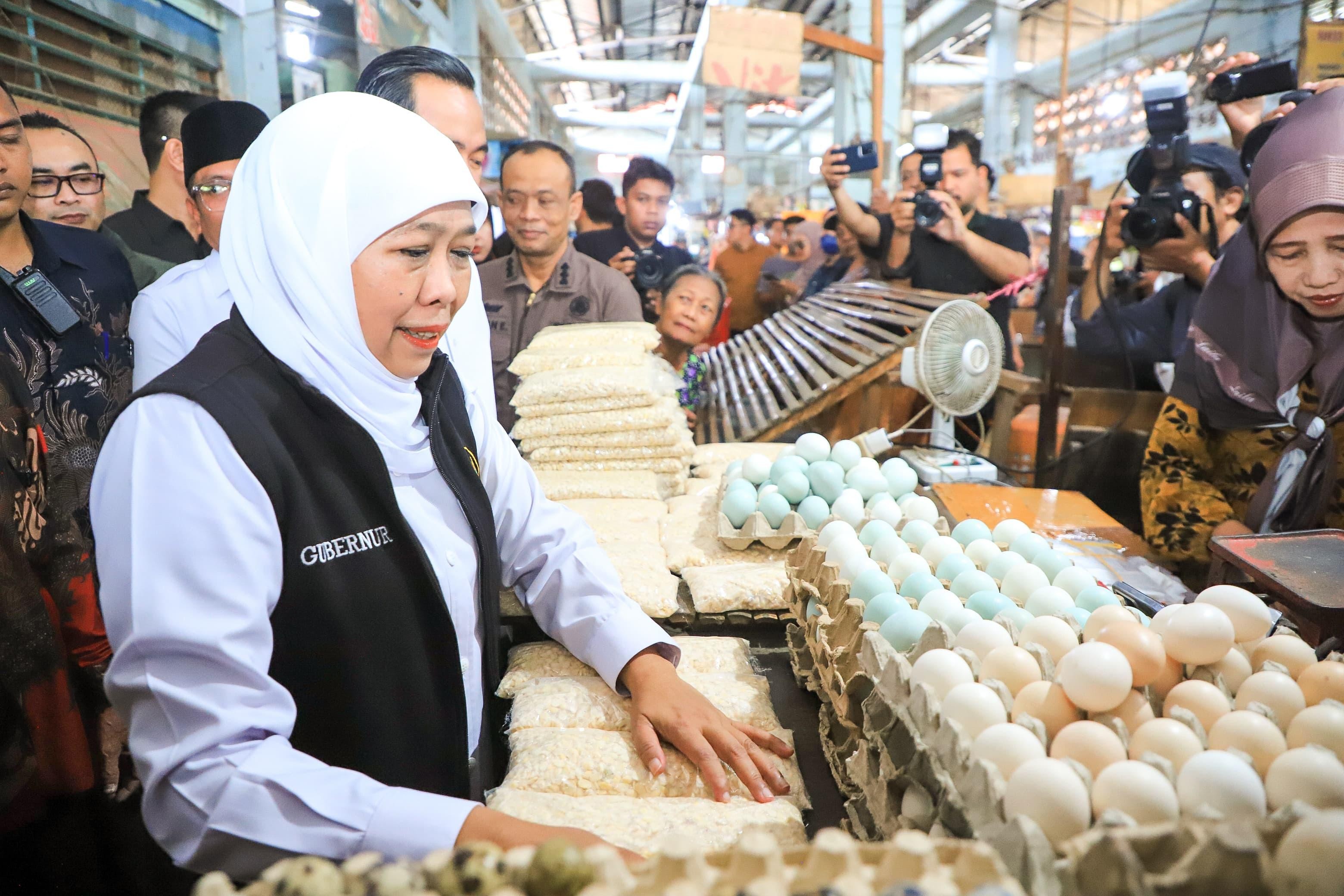 Tinjau Pasar Tanjung Jember, Gubernur Khofifah Pastikan Harga Stabil dan Distribusi Bahan Pokok Lancar  