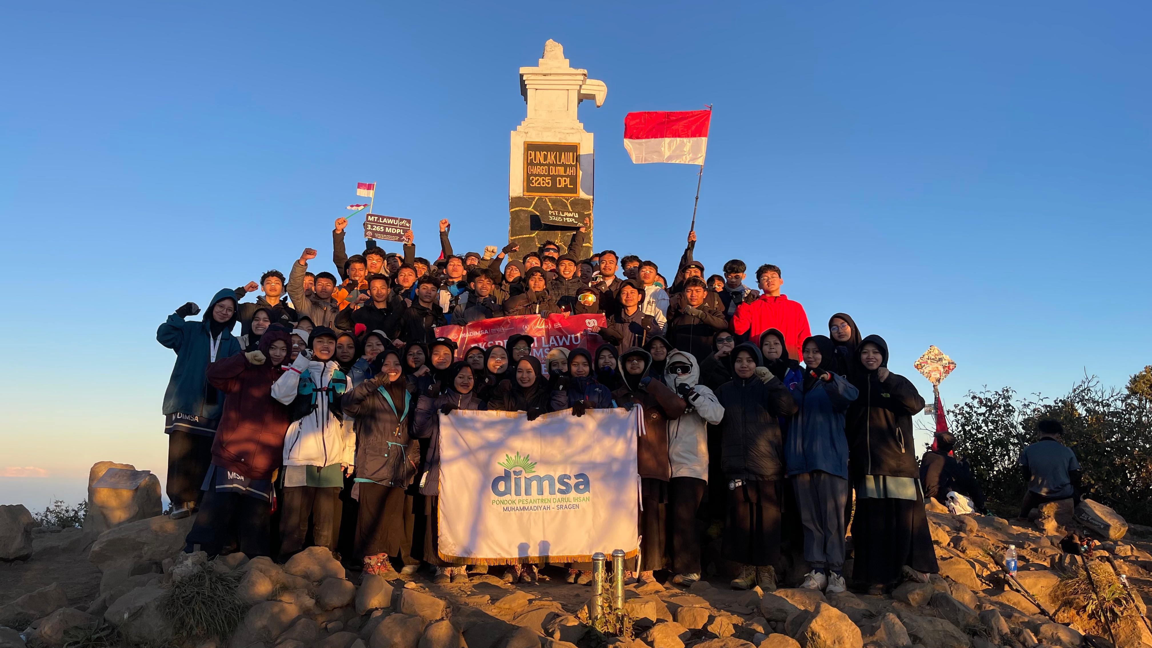 Peringati HUT ke-80 RI, MA Darul Ihsan Muhammadiyah Sragen Ajak Seluruh Muridnya untuk pendakian ke Gunung Lawu 