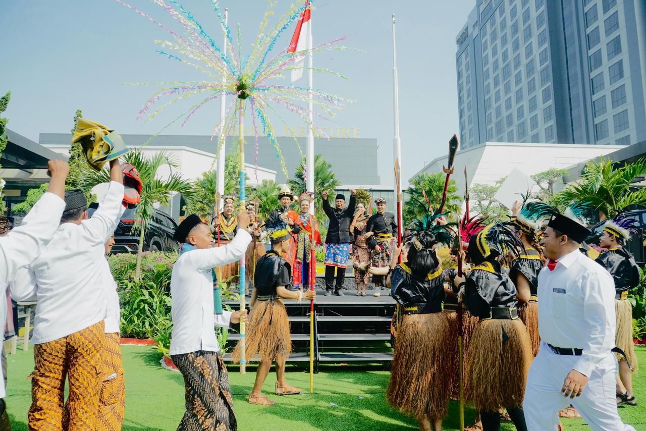 Grand Mercure Malang Mirama Gelar Upacara Kemerdekaan HUT ke-80 RI dengan Pelepasan 300 Merpati