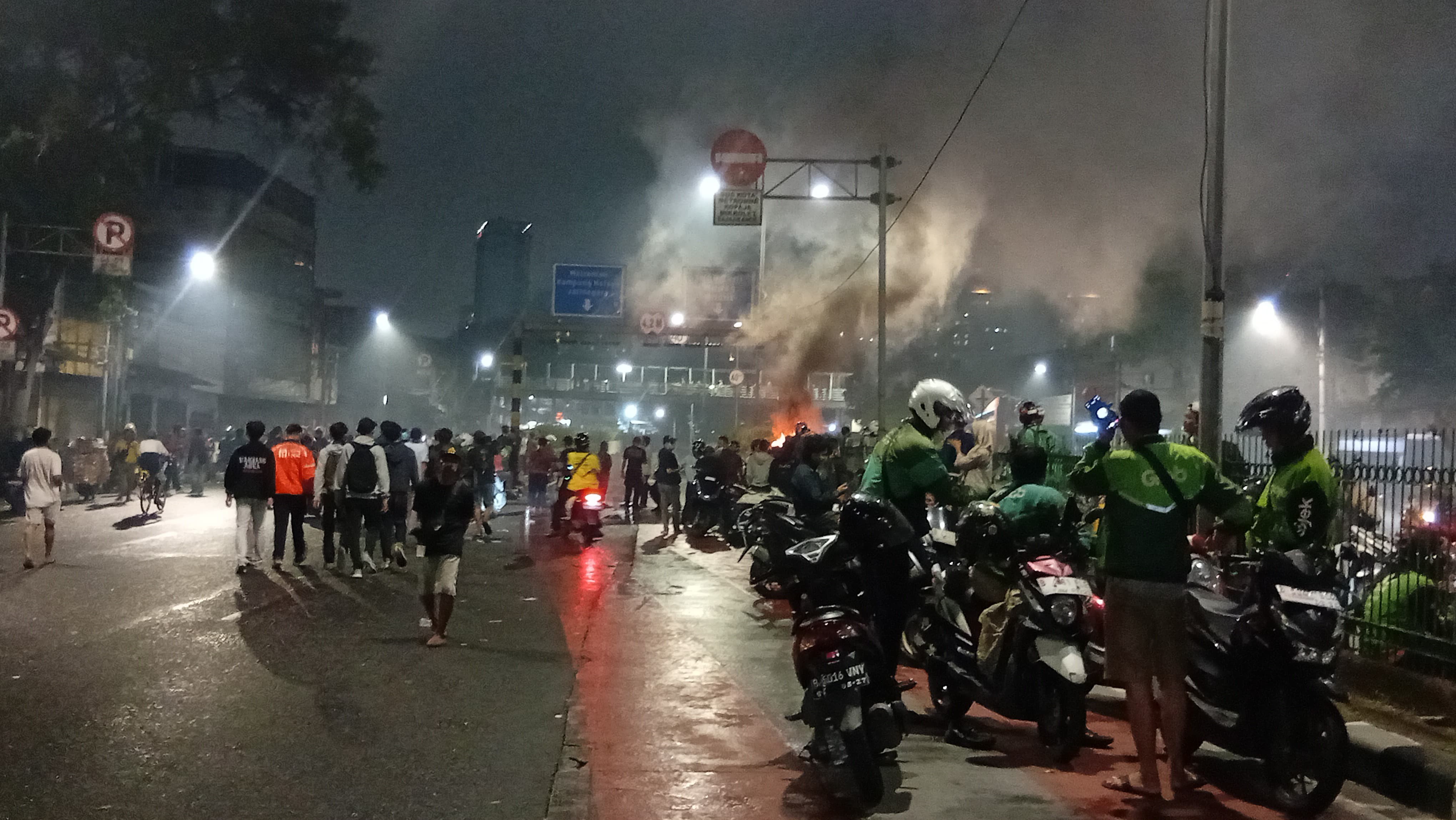 Ditembak Gas Air Mata, Massa Dipaksa Mundur dan Balik Lagi