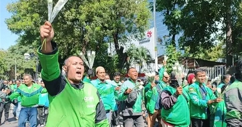 Ojol Gelar Aksi Damai di Monas, Bagikan Mawar ke Masyarakat hingga Aparat