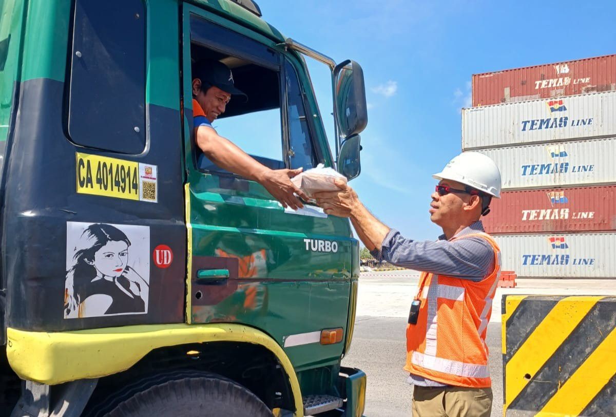Lewat Program Pelindo Berbagi, Terminal Teluk Lamong Bagikan Makanan Sehat bagi Driver dan TKBM