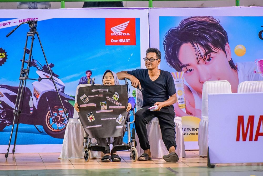 Dari Kursi Roda, Perjuangan Seorang Ibu Dukung Anaknya Debut di DBL Seri Palembang
