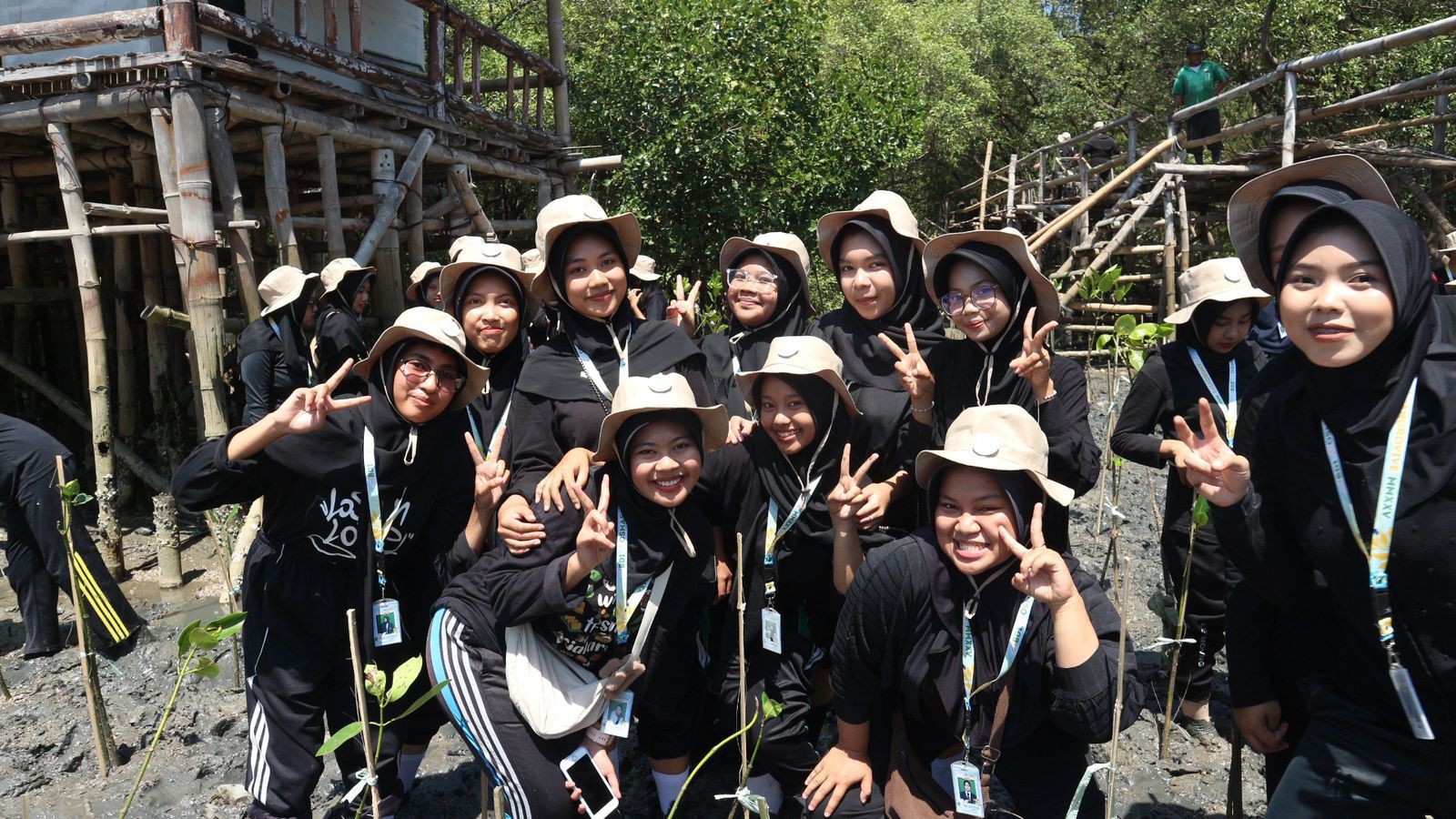 BEM FEB UNESA Gelar Abdi Sosmas Mangrovive di Wonorejo: “Greening Together, Healing Forever”