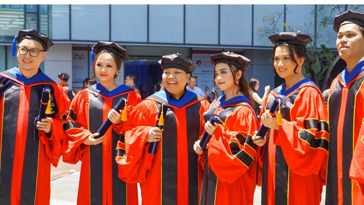 Wisuda 2025 UPH Kampus Surabaya: Mewujudkan Generasi Inovatif di Era Dinamis