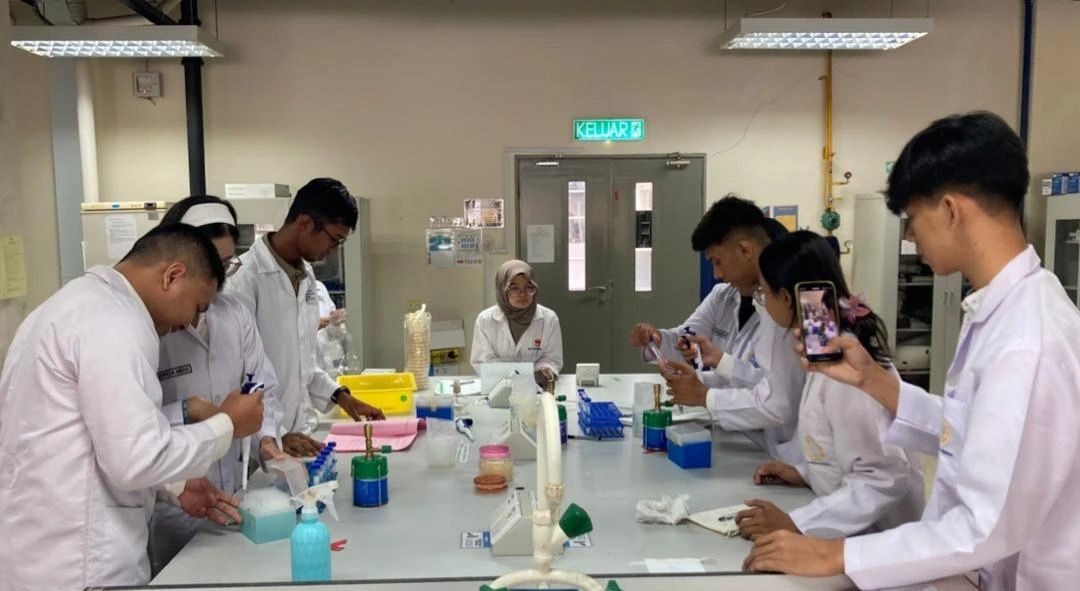 Mahasiswa FPK UNAIR Perkuat Kolaborasi Global Lewat Program Magang Internasional di Malaysia