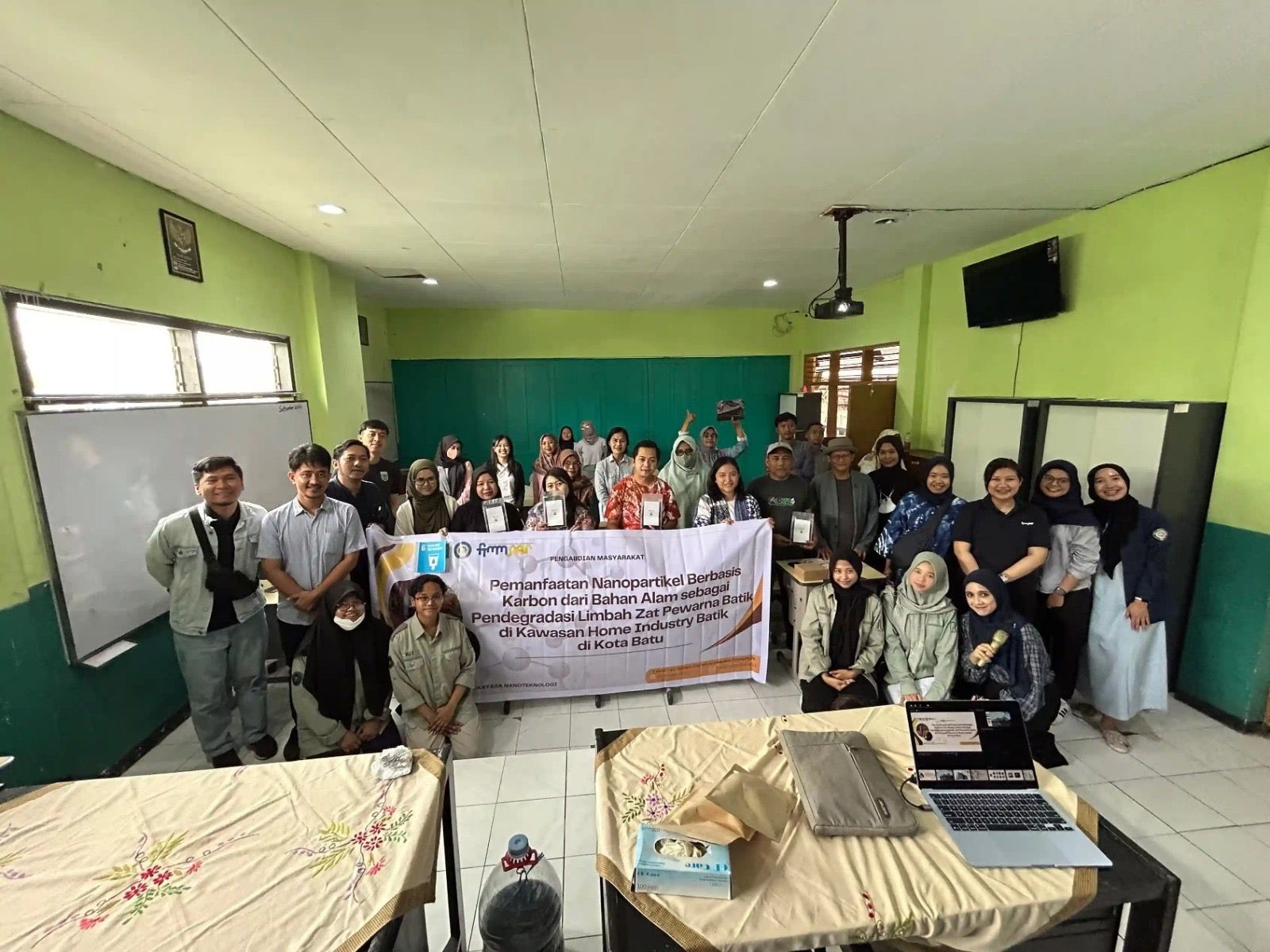UNAIR Kolaborasi dengan Pengrajin Batik Batu untuk Atasi Limbah Pewarna Batik dengan Teknologi Nano-Karbon