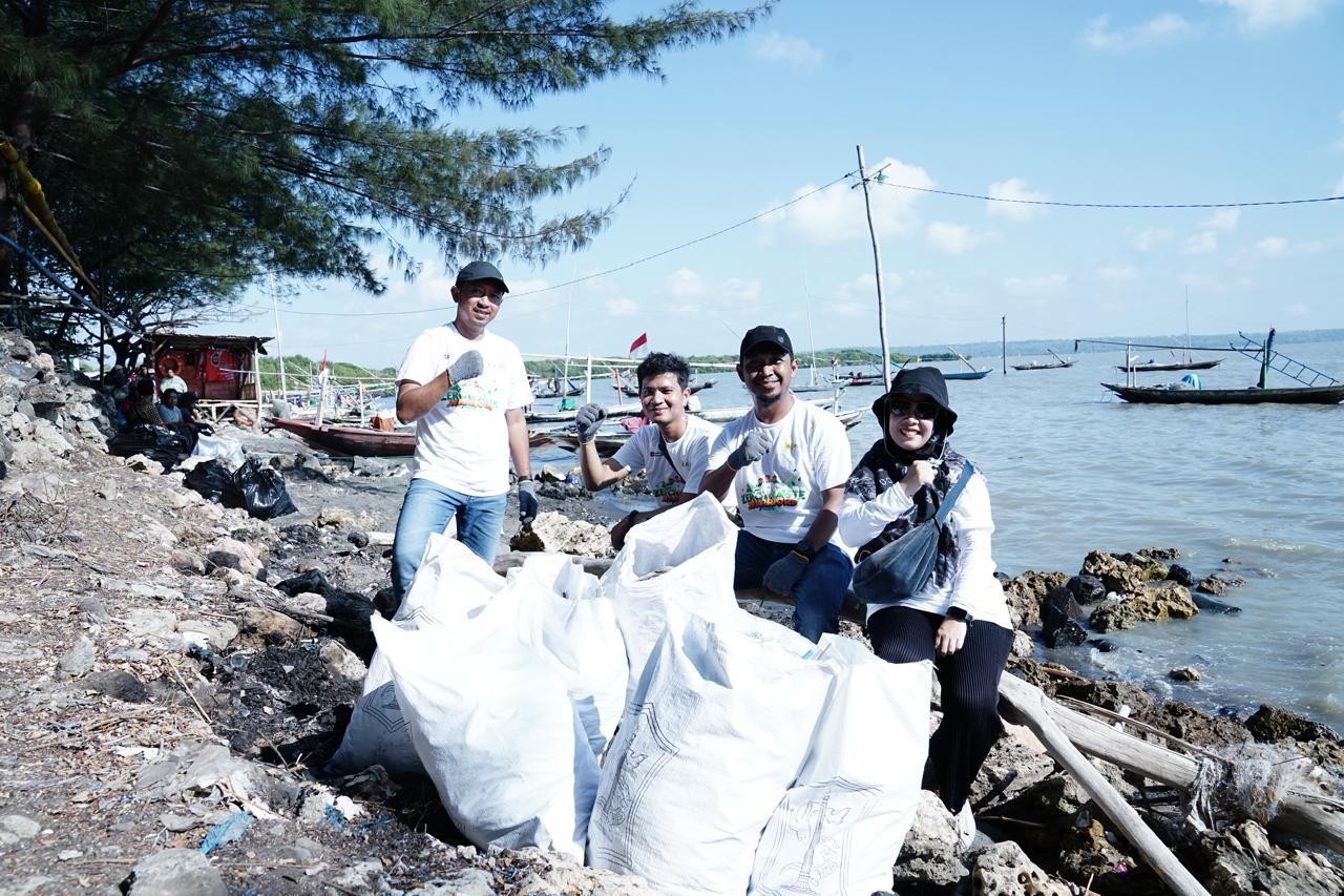Peringati Hari Kesakitan Pancasila, PLN Tunjukkan Aksi Nyata Jaga Kebersihan Pantai Tambak Wedi