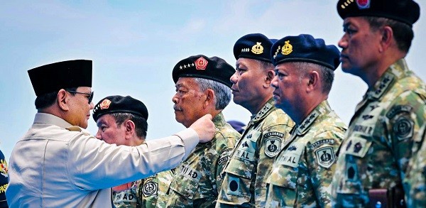 Presiden Prabowo Anugerahkan Pangkat Istimewa kepada 11 Purnawirawan TNI