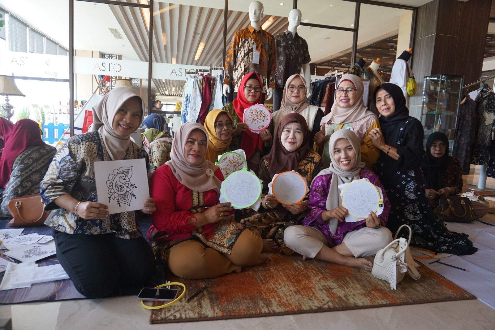 Peringati Hari Batik Nasional, Aston Gresik Ajak Tamu Hotel Membatik Bersama