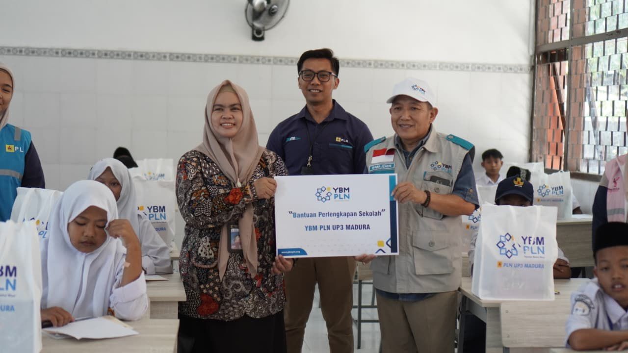 PLN Serahkan Bantuan Alat Tulis untuk Siswa Sekolah Rakyat Menengah Pertama (SRMP) 29 Pamekasan