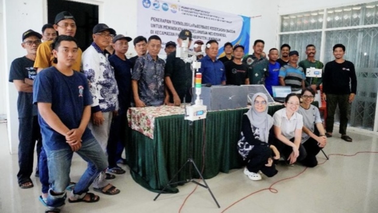 PPNS Latih Penerapan Teknologi LoRa Berbasis Kecerdasan Buatan bagi Nelayan di Paciran, Lamongan