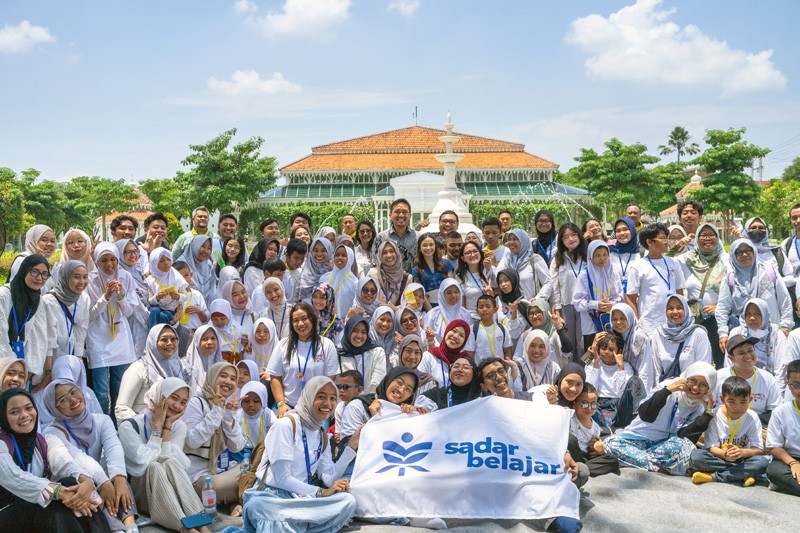Anggota DPD RI DIY Yashinta Sekarwangi Mega Dampingi Kunjungan Edukatif Difabel Netra ke Pura Mangkunegaran