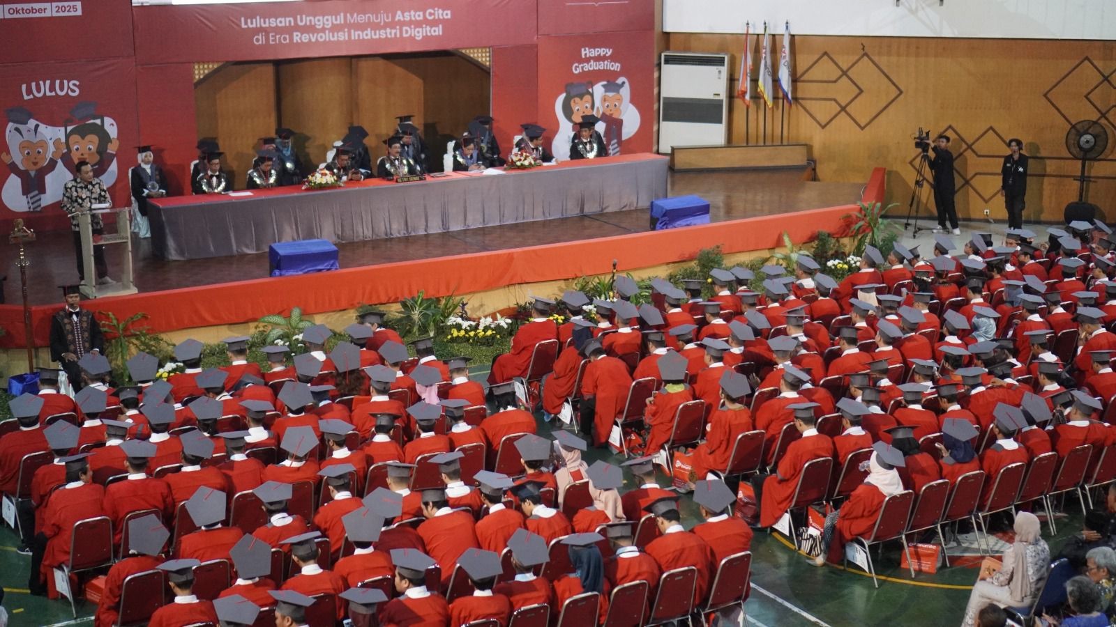 215 Lulusan Universitas Dinamika Siap Hadapi Era Digital Menuju Indonesia Emas 2045