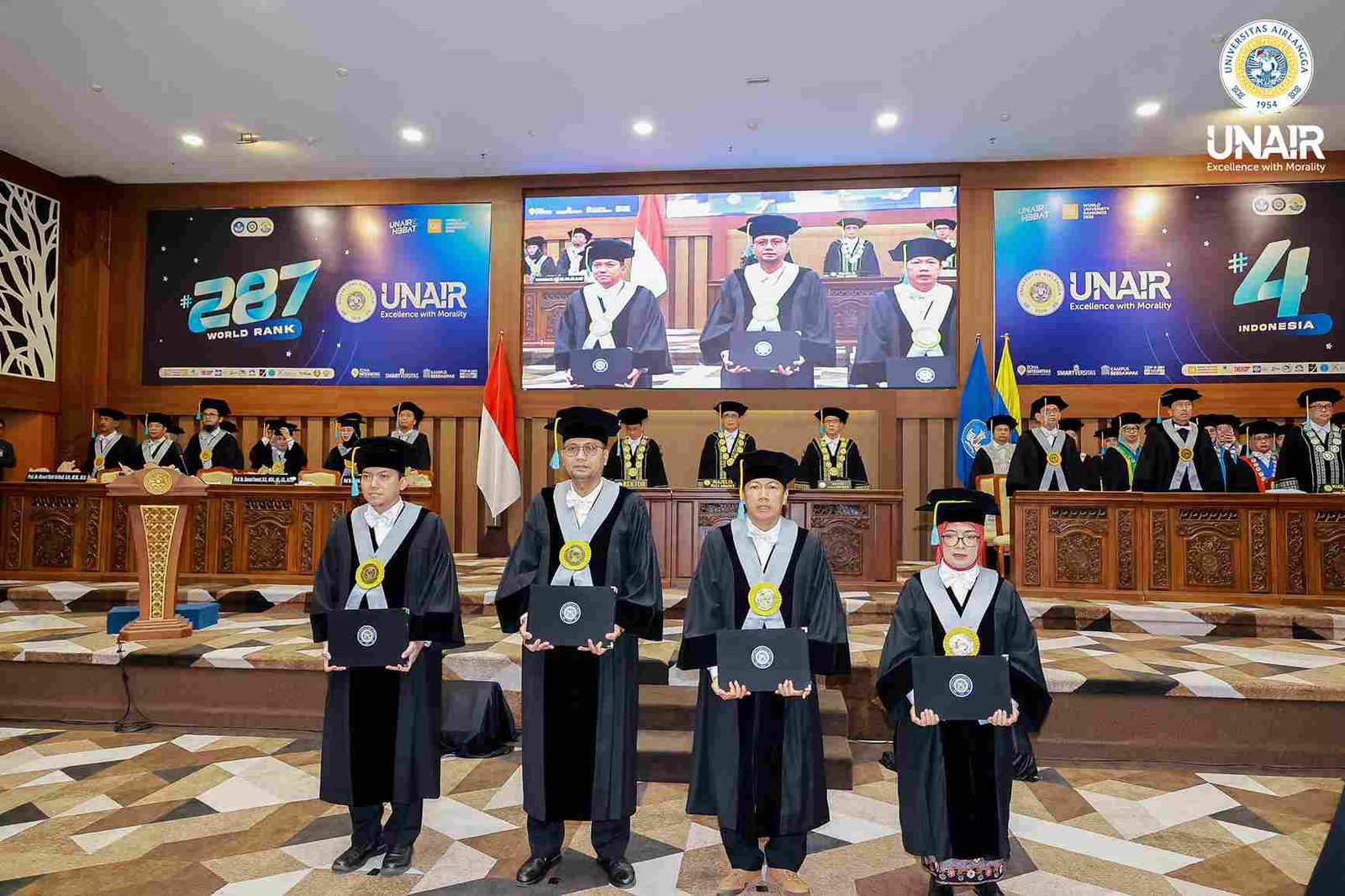 Empat Guru Besar Baru UNAIR Resmi Dikukuhkan, Rektor Ajak Akademisi Jaga Etika dan Perkuat Kolaborasi