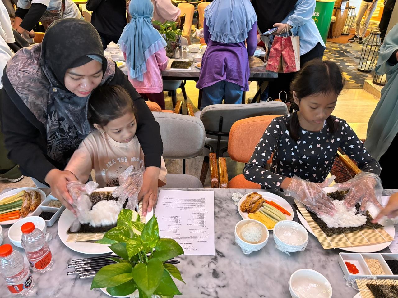 Belajar Sambil Bermain, Anak-Anak Antusias Buat Sushi di Java Paragon Hotel Surabaya
