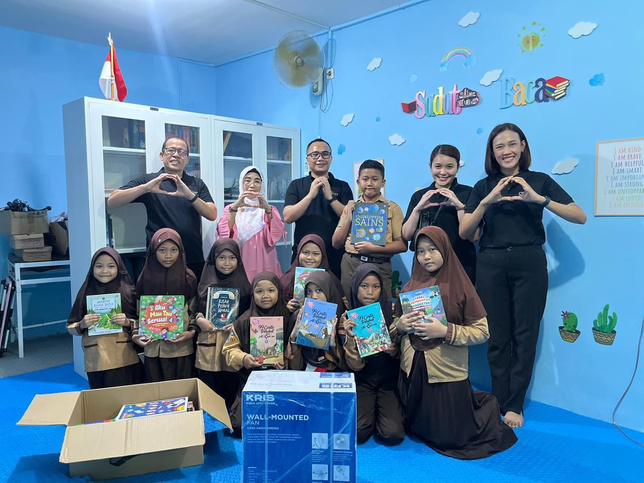 MORA IMPACT - Morazen Surabaya Kembali Perkuat Komitmen Literasi Dengan Penambahan 148 Buku Untuk SD Ahmad Yani