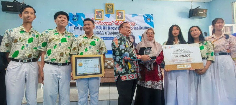 Senator Babel Darmansyah Husein Serahkan Hadiah Juara 1 Lomba Video Tematik DPD RI 2025