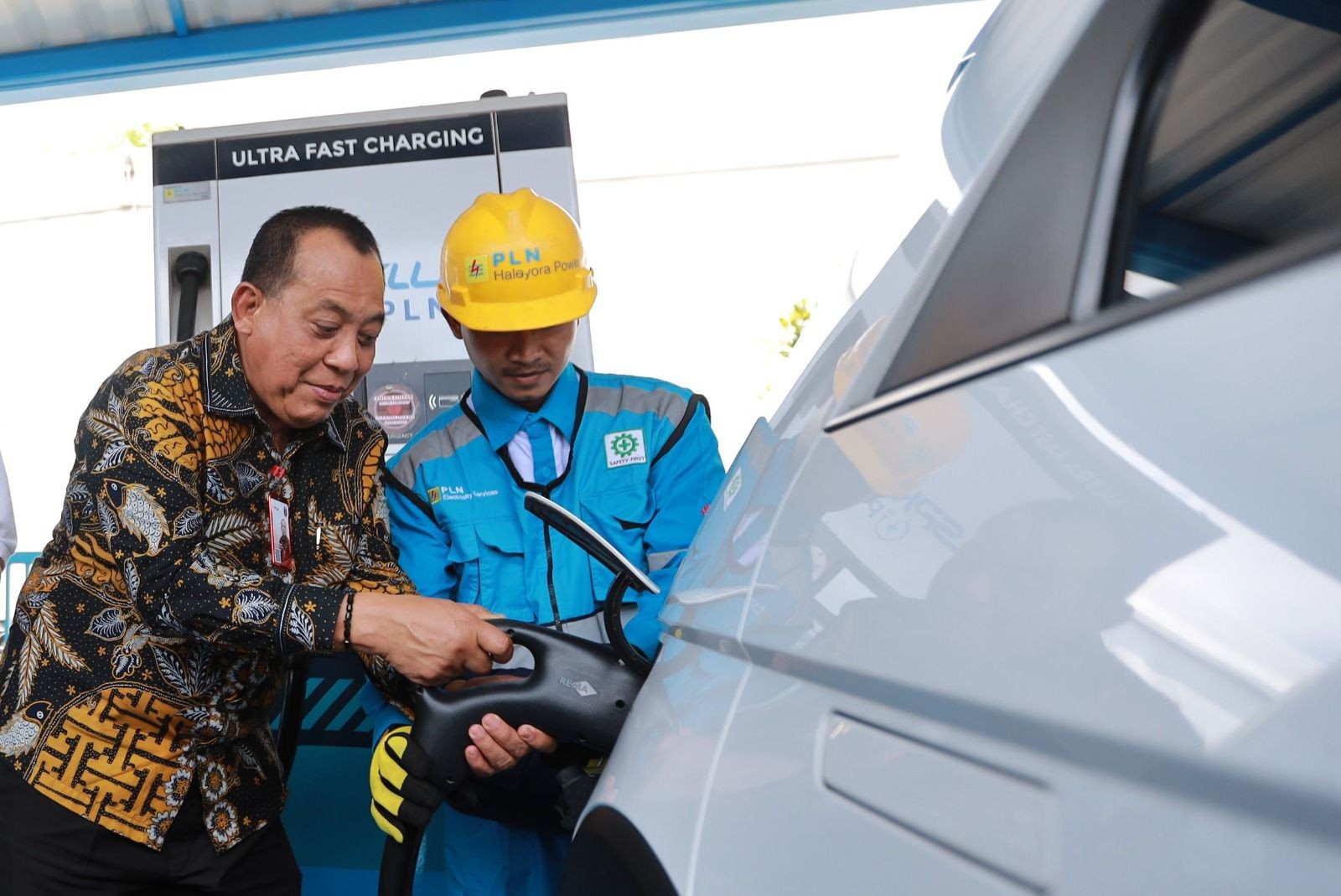 Dukung Transisi Energi, PLN Resmikan SPKLU Center Pertama di Jatim