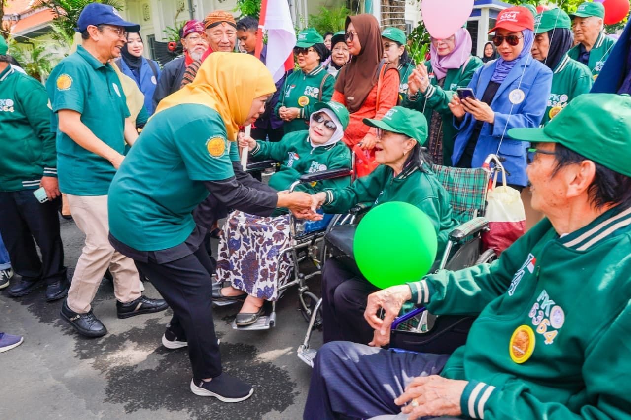 Gubernur Khofifah Berangkatkan Parade Defile Dies Natalis ke-71 UNAIR dan 112 Tahun Pendidikan Dokter