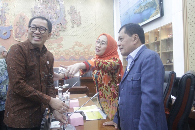 Pembahasan Soal Penyelamatan Baja Ditunda