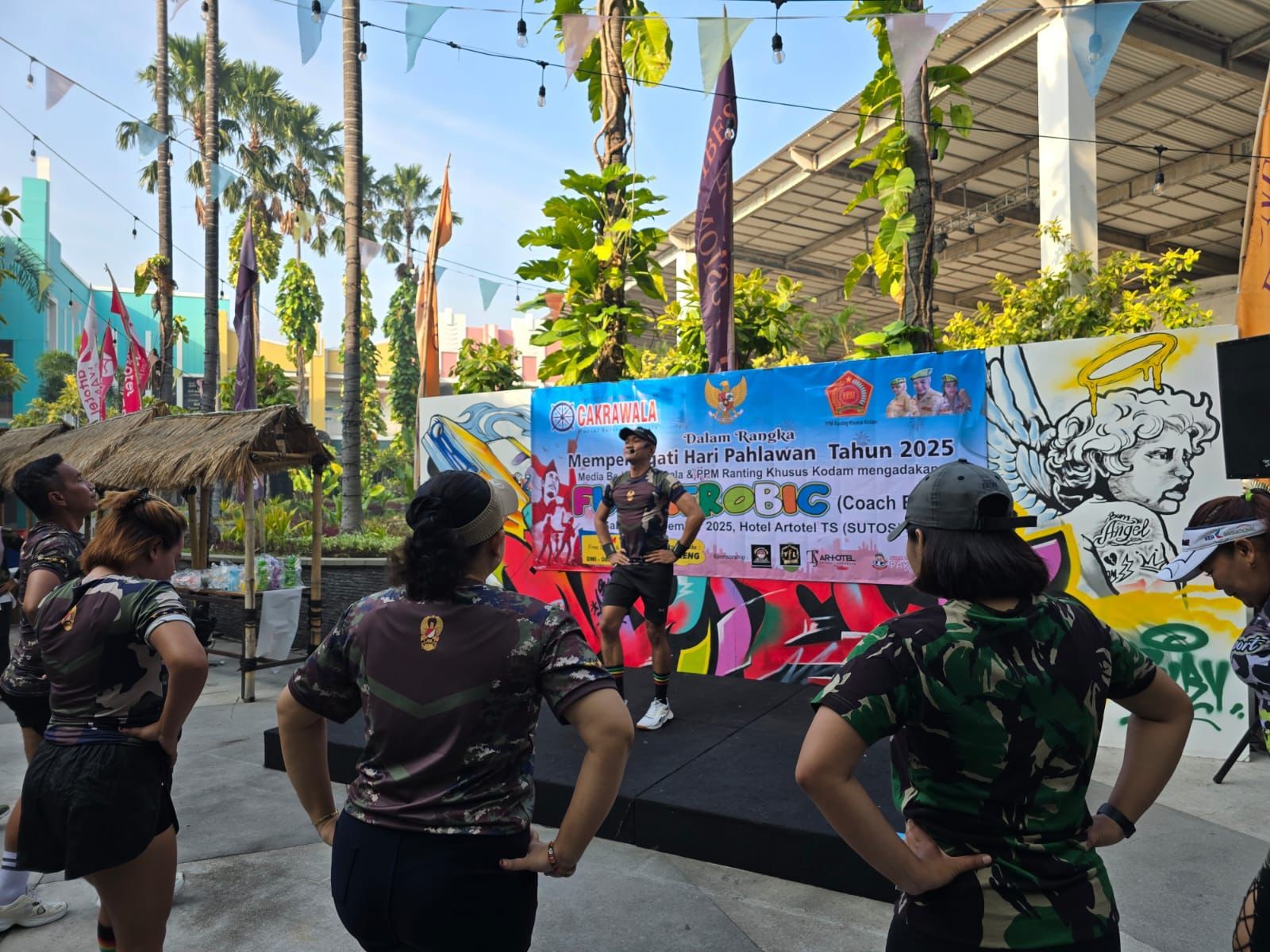 Semarak Hari Pahlawan, ARTOTEL TS Suites Surabaya dan Organisasi Veteran Gelar Fun Aerobic Bersama