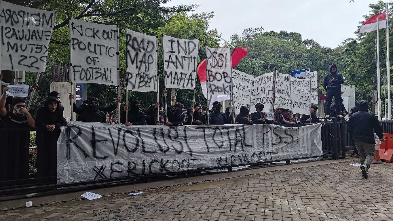 Ultras Garuda Geruduk Kantor PSSI Tuntut Revolusi Total dan Erick Thohir Out