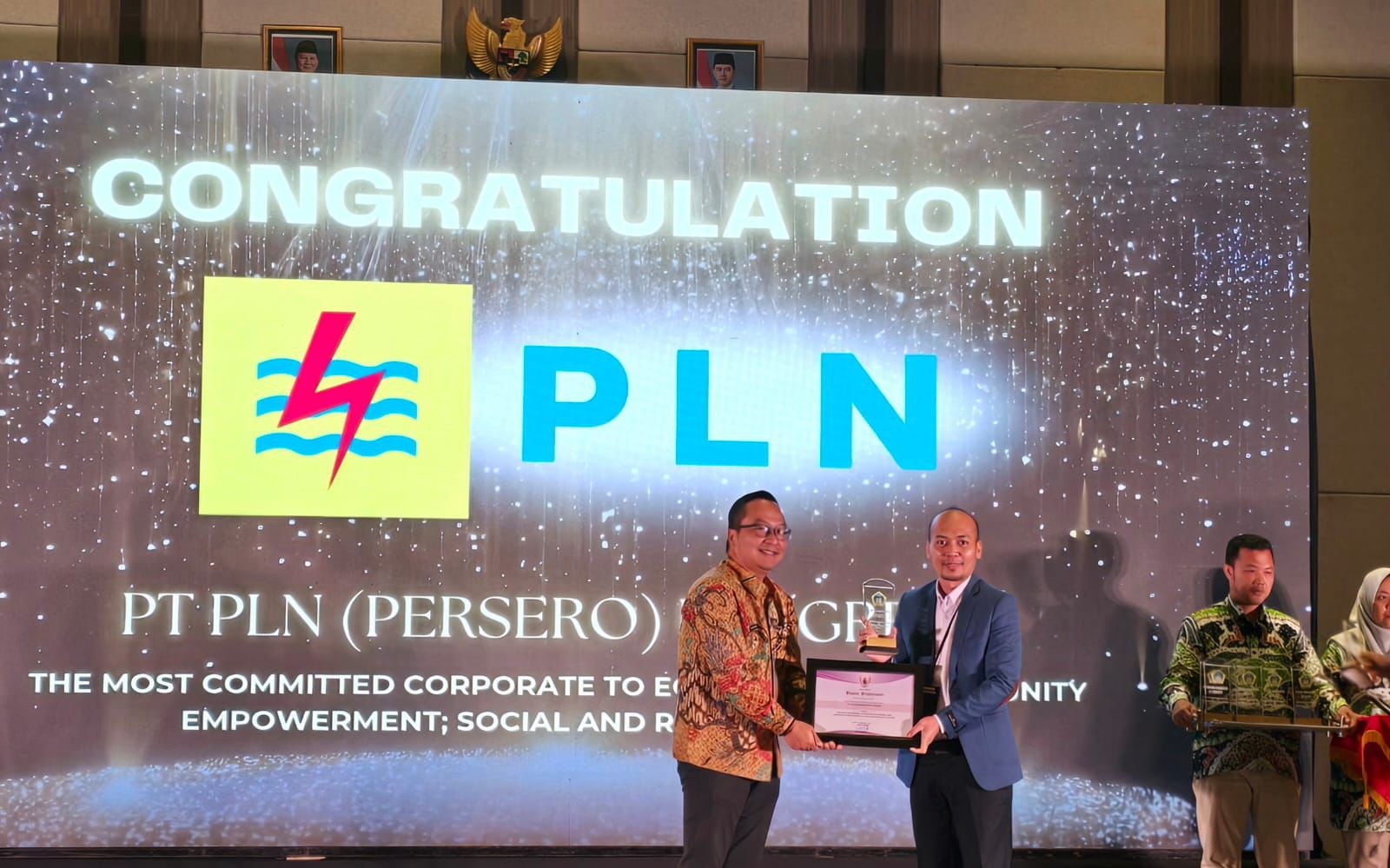 Dukung Pembangunan Hijau, PLN Raih Penghargaan CSR di Gresik dan Malang