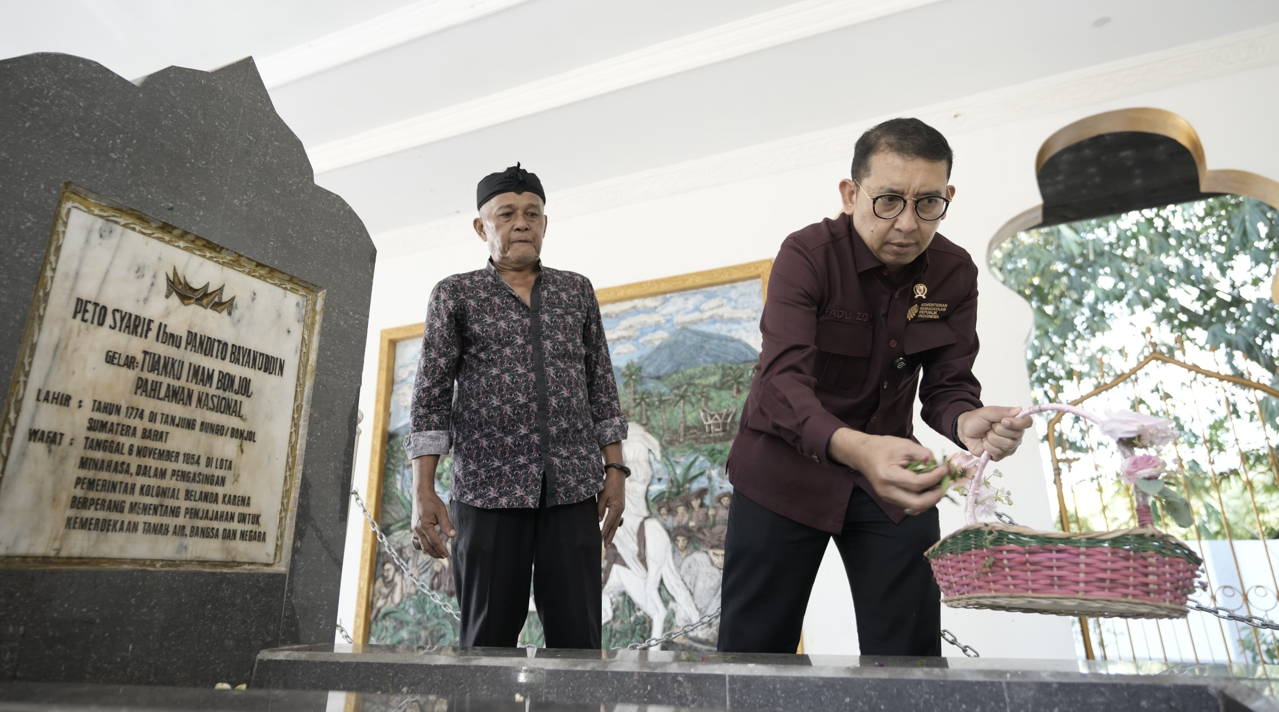 Ziarah ke Makam Imam Bonjol, Fadli: Kita Memiliki Kewajiban untuk Merawat Makam Pahlawan