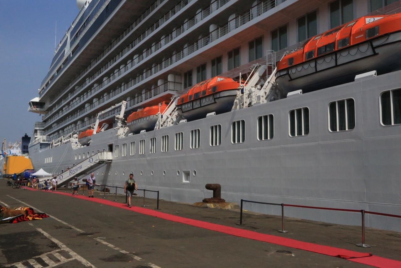 MS Riviera Kembali Sandar di Tanjung Perak, 1.099 Wisatawan Padati Terminal Penumpang Gapura Surya Nusantara