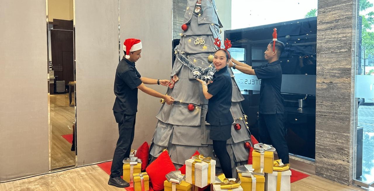 Hotel Neo+ Waru Sidoarjo Hadirkan Pohon Natal Kreatif dari Bed Runner Bekas