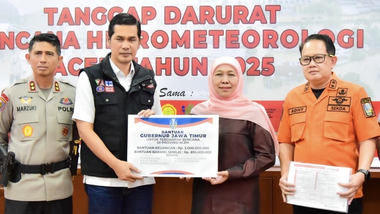 Gubernur Khofifah Serahkan Bantuan Kemanusiaan Senilai Rp 3,895 M untuk Korban Bencana Aceh