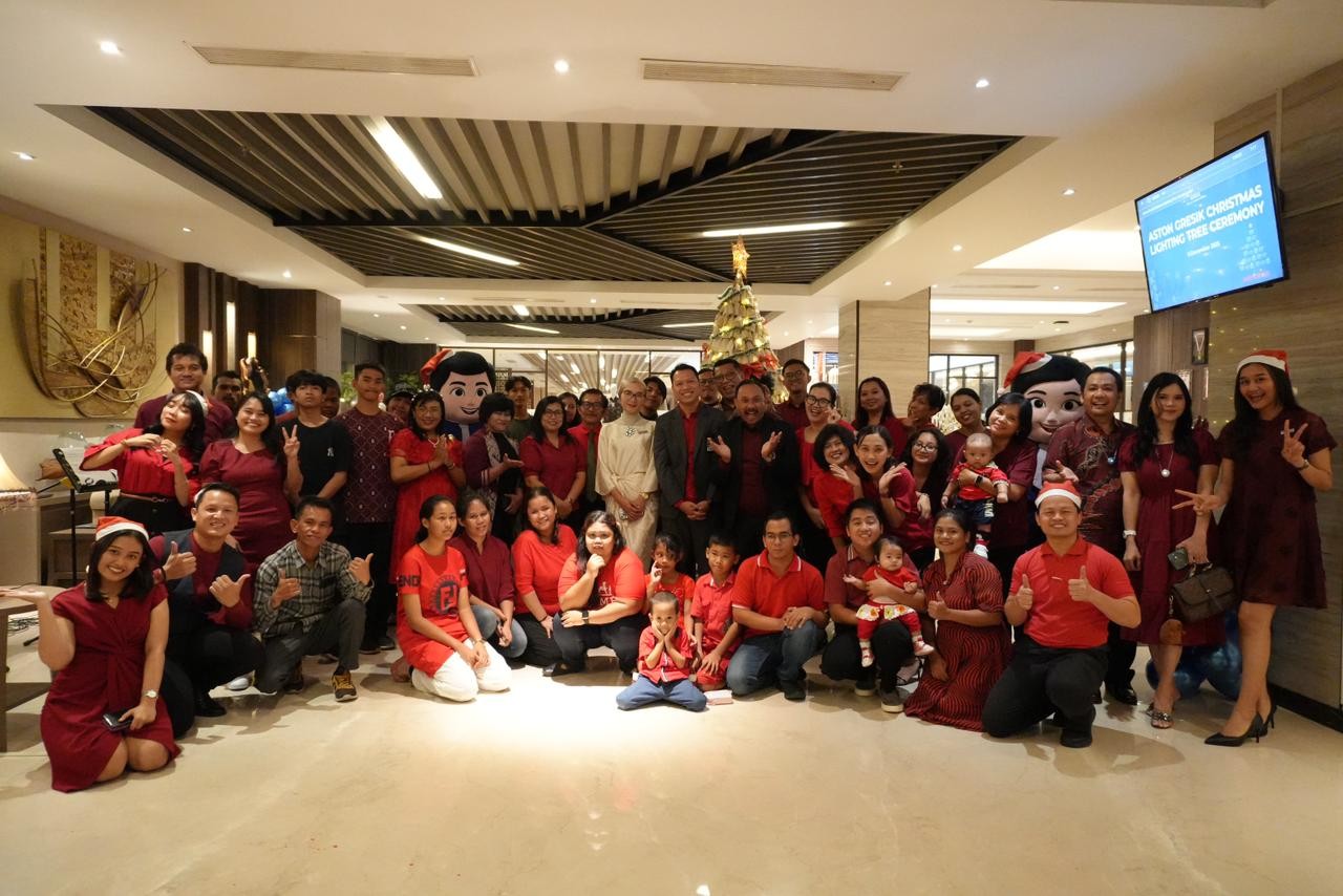 Aston Gresik Gelar Christmas Tree Lighting Perdana dengan Pohon Natal Pudak Berukuran 2,5 Meter
