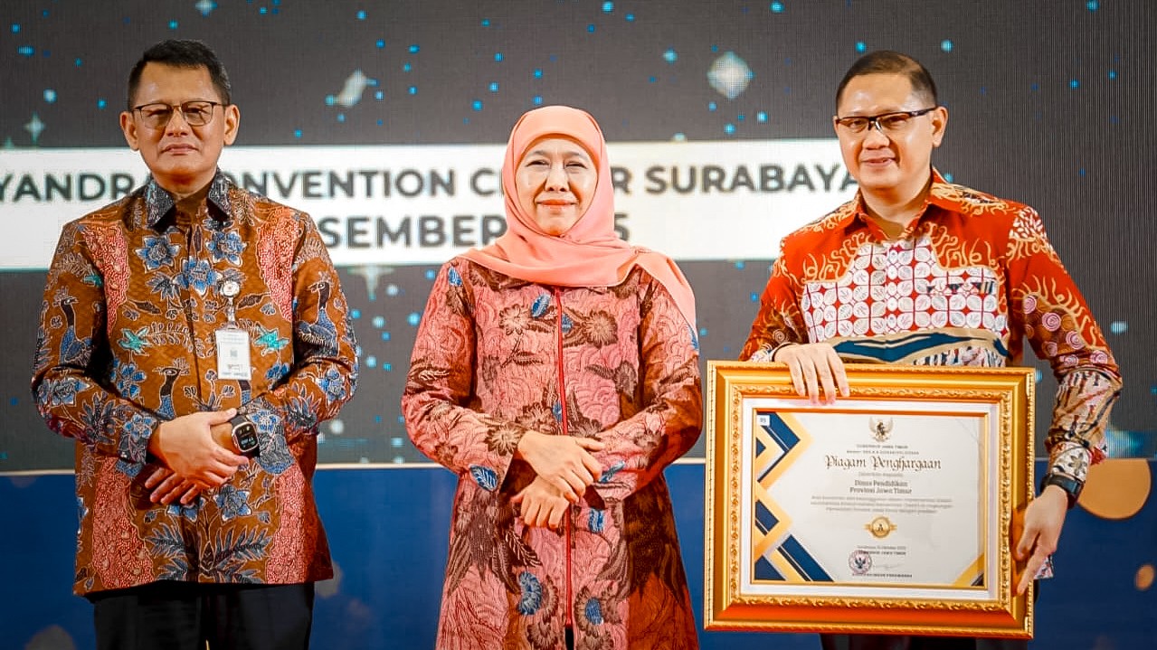 Gubernur Khofifah Serahkan Penghargaan Layanan Publik dan Kinerja 2025